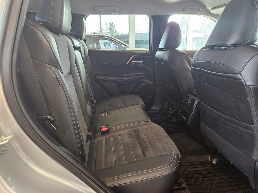 Used 2024 Mitsubishi Outlander SE image 28