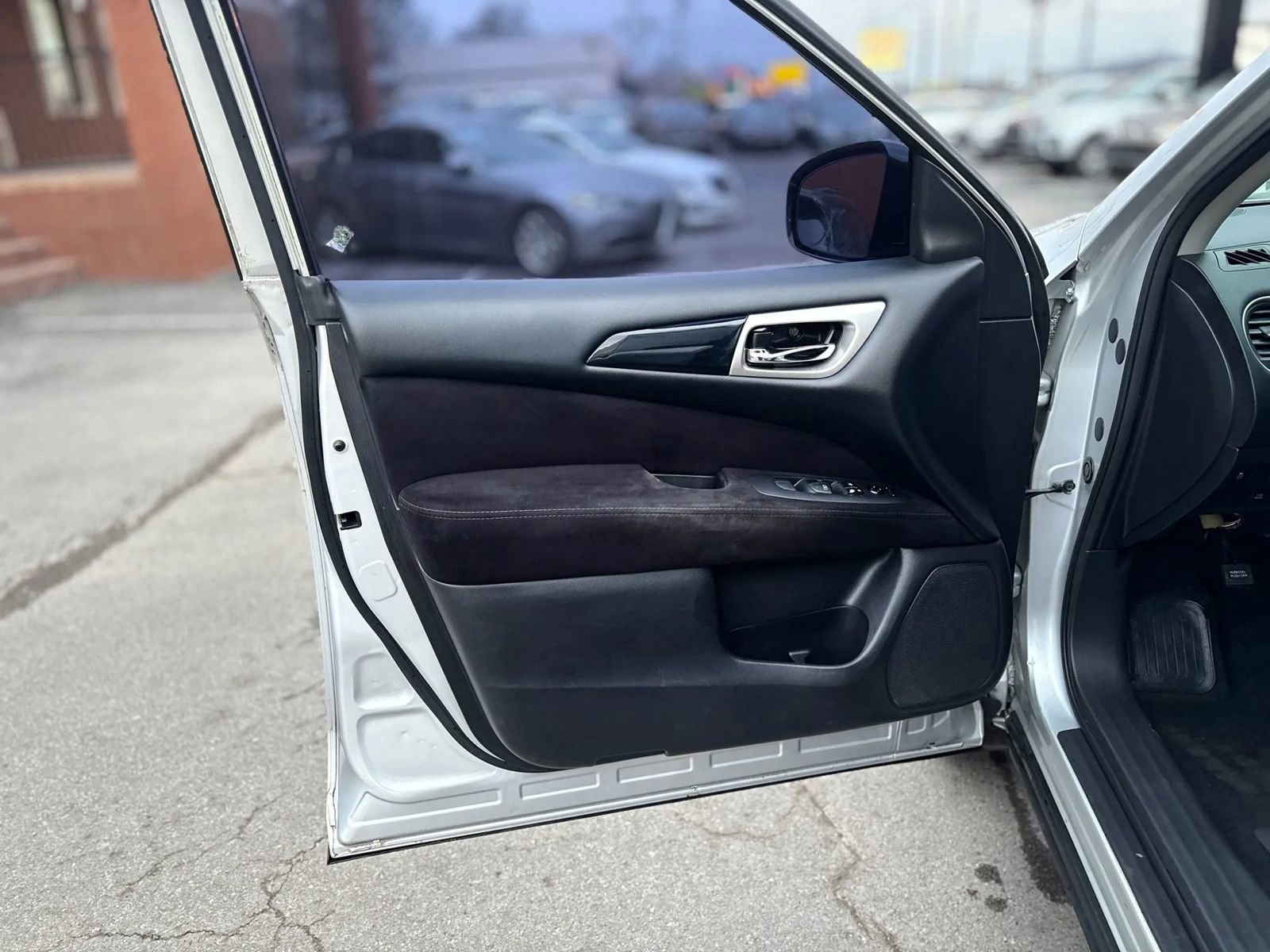 Used 2013 Nissan Pathfinder SV FWD image 9