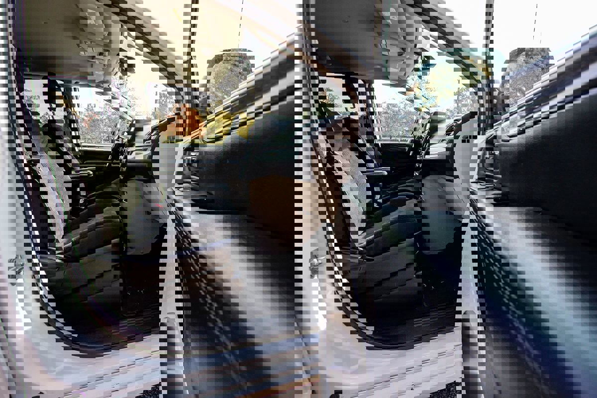 Used 2019 Dodge Grand Caravan SE w/ UConnect Hands-Free Group image 18