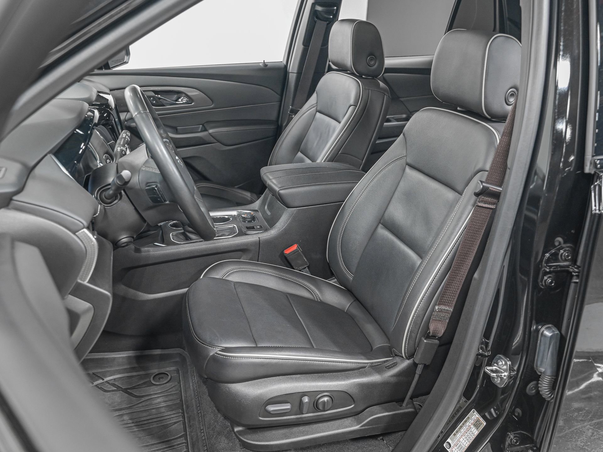 Used 2023 Chevrolet Traverse Premier w/ Redline Edition image 16