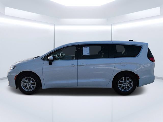 Used 2023 Chrysler Pacifica Touring-L FWD image 6