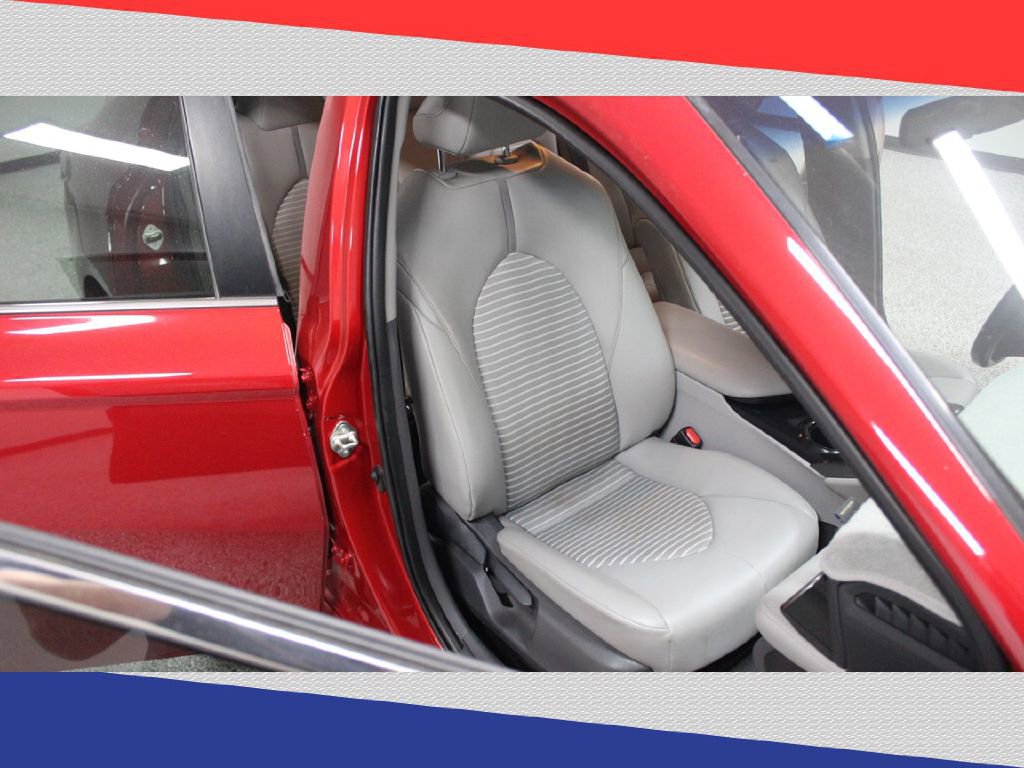 Used 2020 Toyota Camry SE w/ Carpet Mat Package image 28