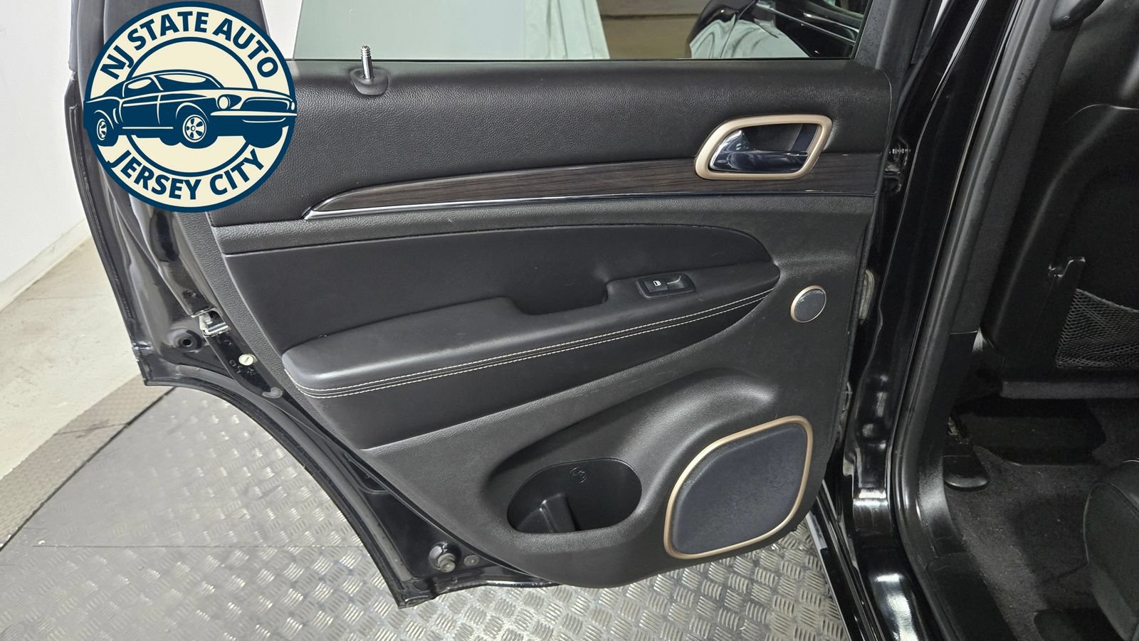 Used 2017 Jeep Grand Cherokee Overland AWD/4WD image 32