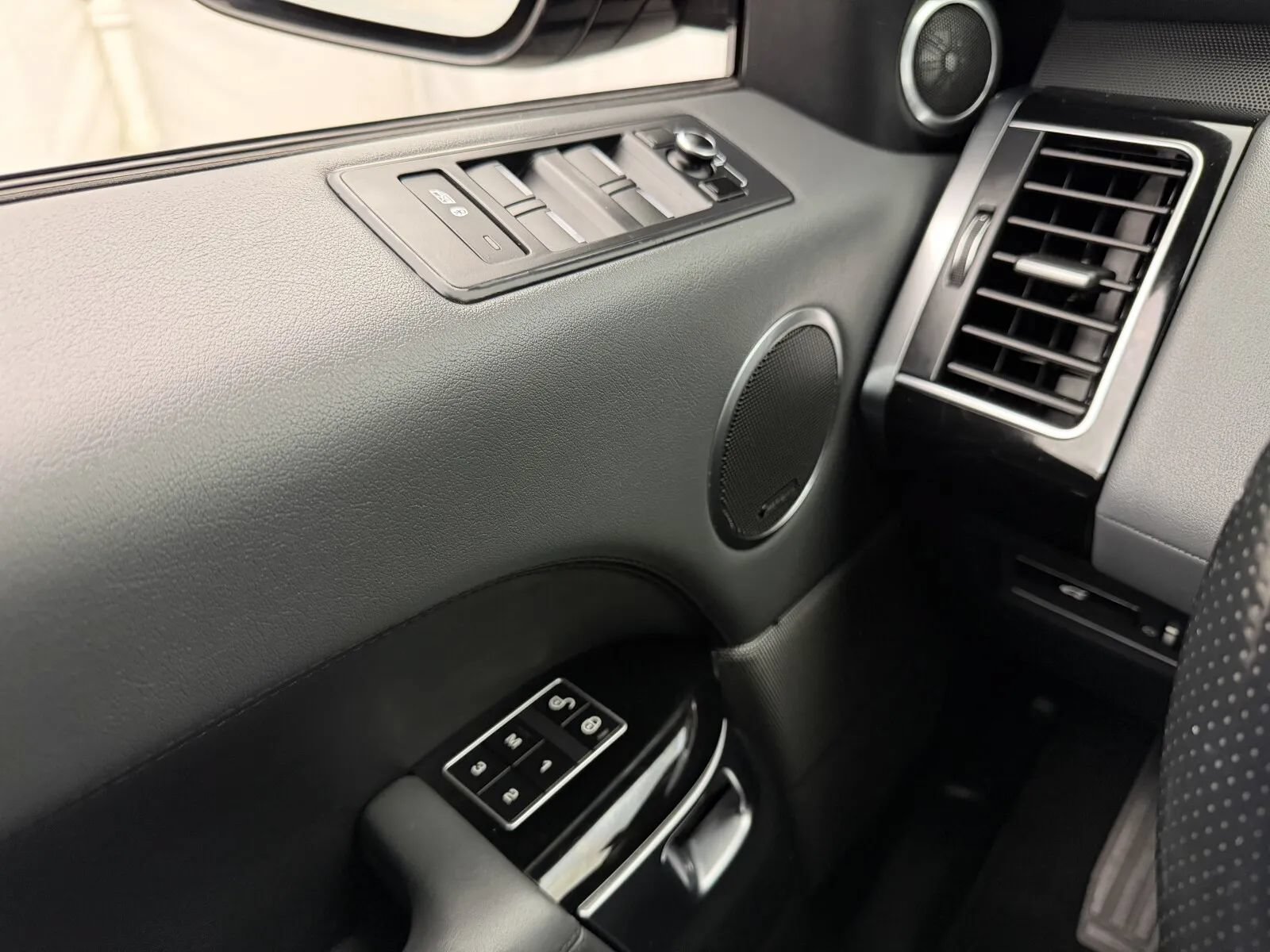 Used 2014 Land Rover Range Rover Sport HSE AWD/4WD image 15