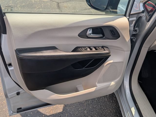 Used 2024 Chrysler Pacifica Touring-L FWD image 13
