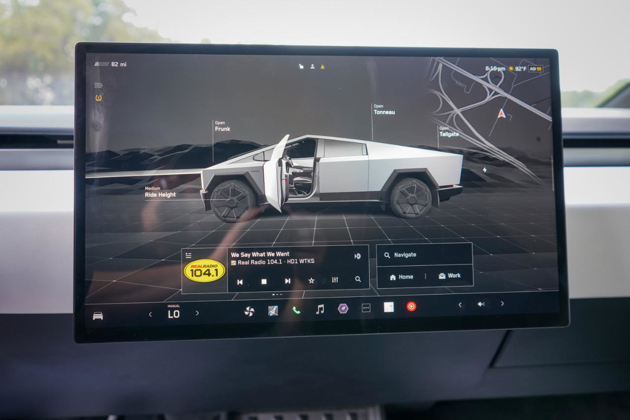 Used 2024 Tesla Cybertruck AWD Crew Cab image 14