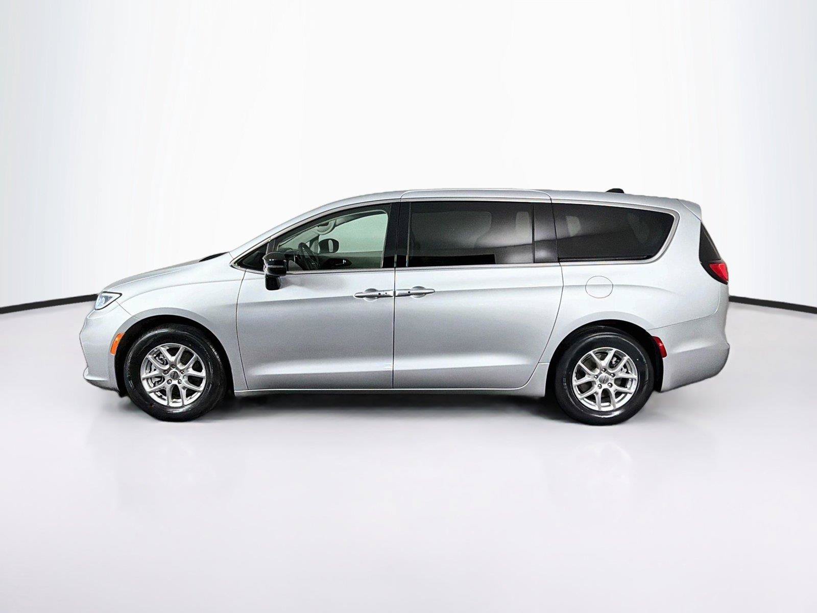 Used 2024 Chrysler Pacifica Touring-L FWD image 8