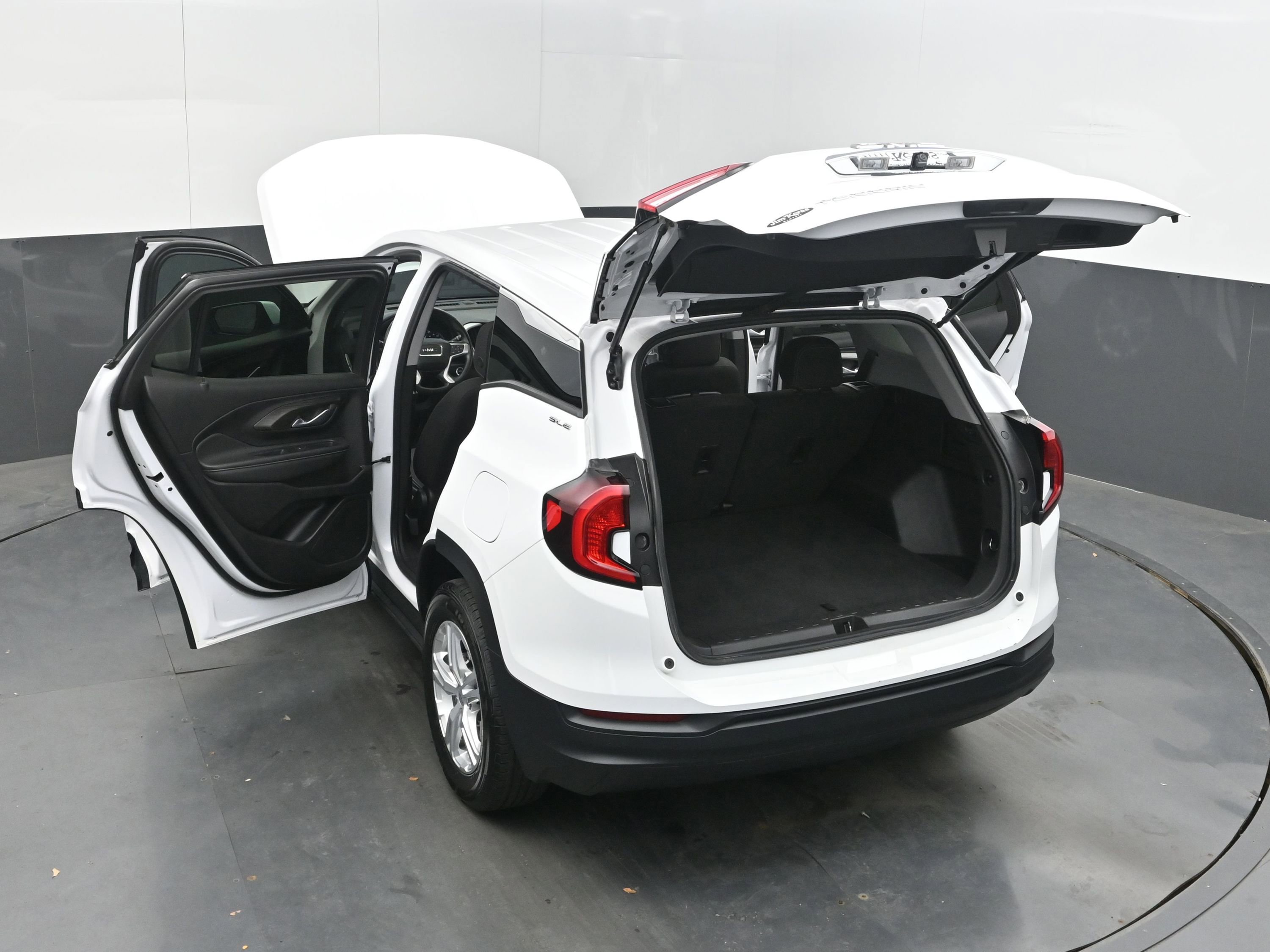 Used 2024 GMC Terrain SLE FWD image 44