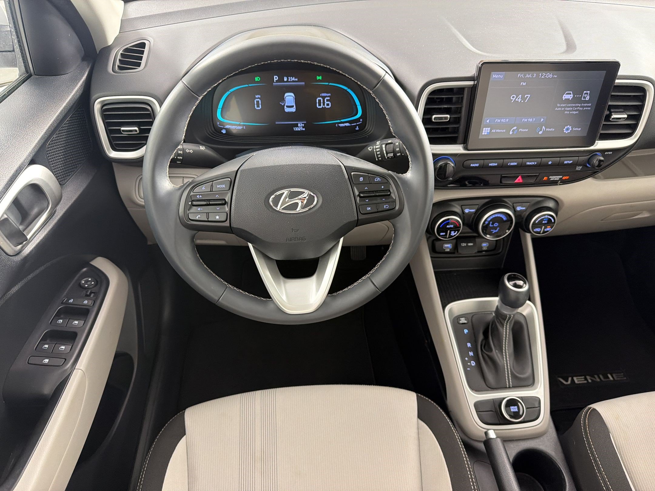 Used 2024 Hyundai Venue SEL FWD image 28