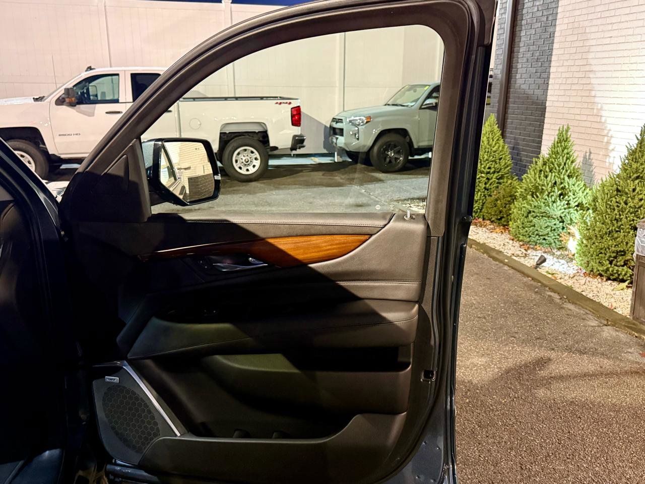 Used 2020 Cadillac Escalade Luxury image 24