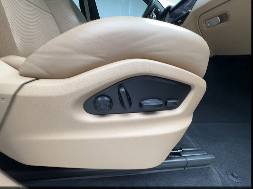 Used 2023 Porsche Cayenne Platinum Edition image 32