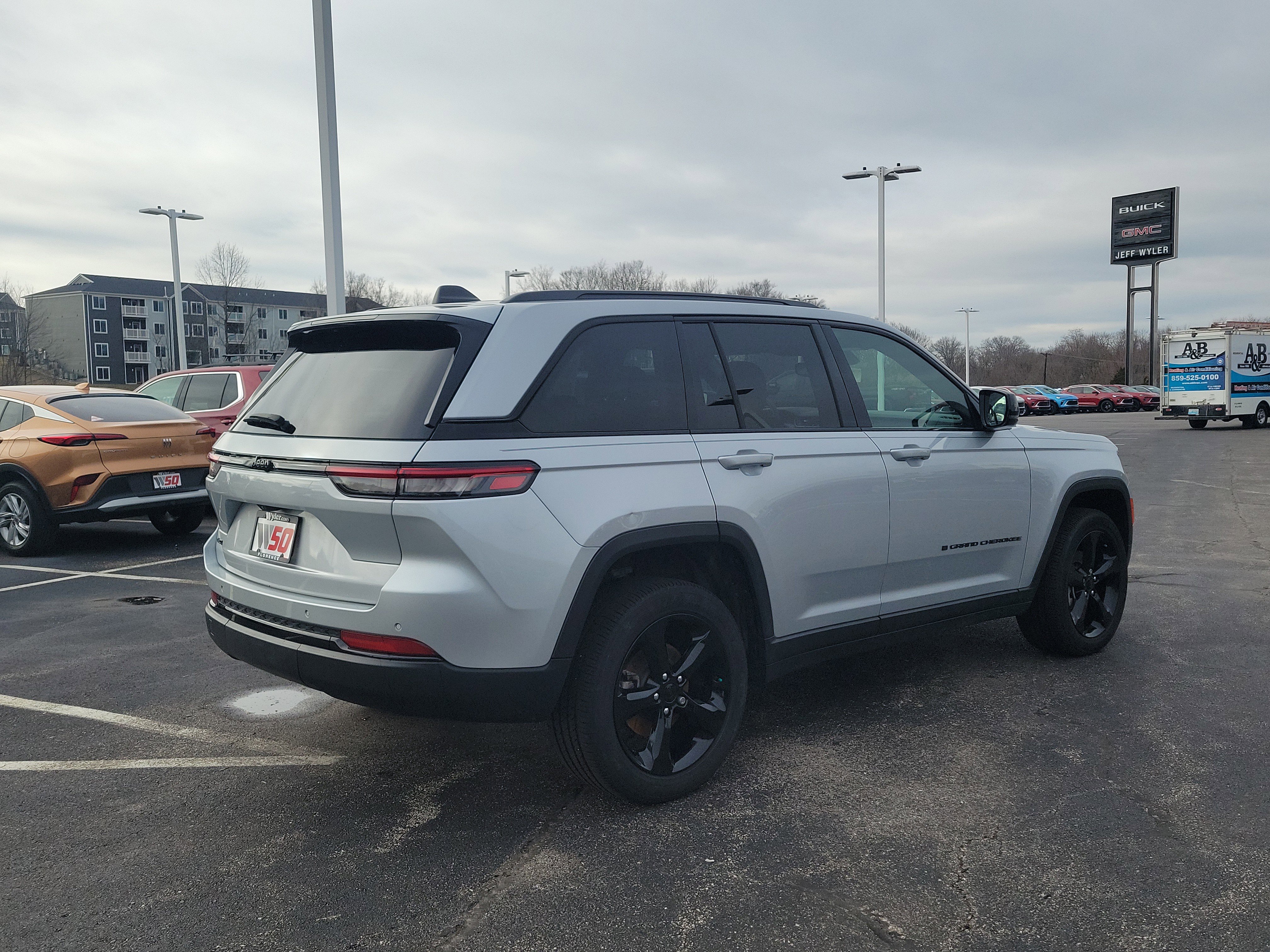 Used 2023 Jeep Grand Cherokee Altitude image 4