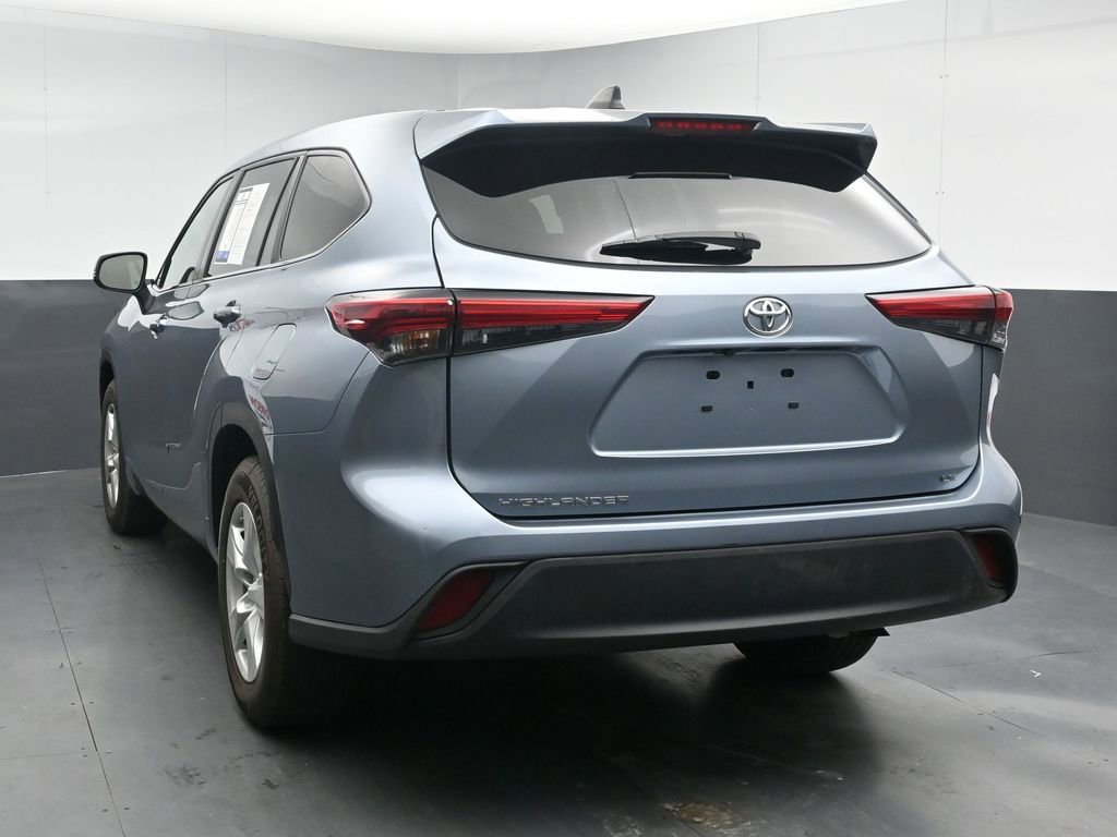 Used 2023 Toyota Highlander LE image 6