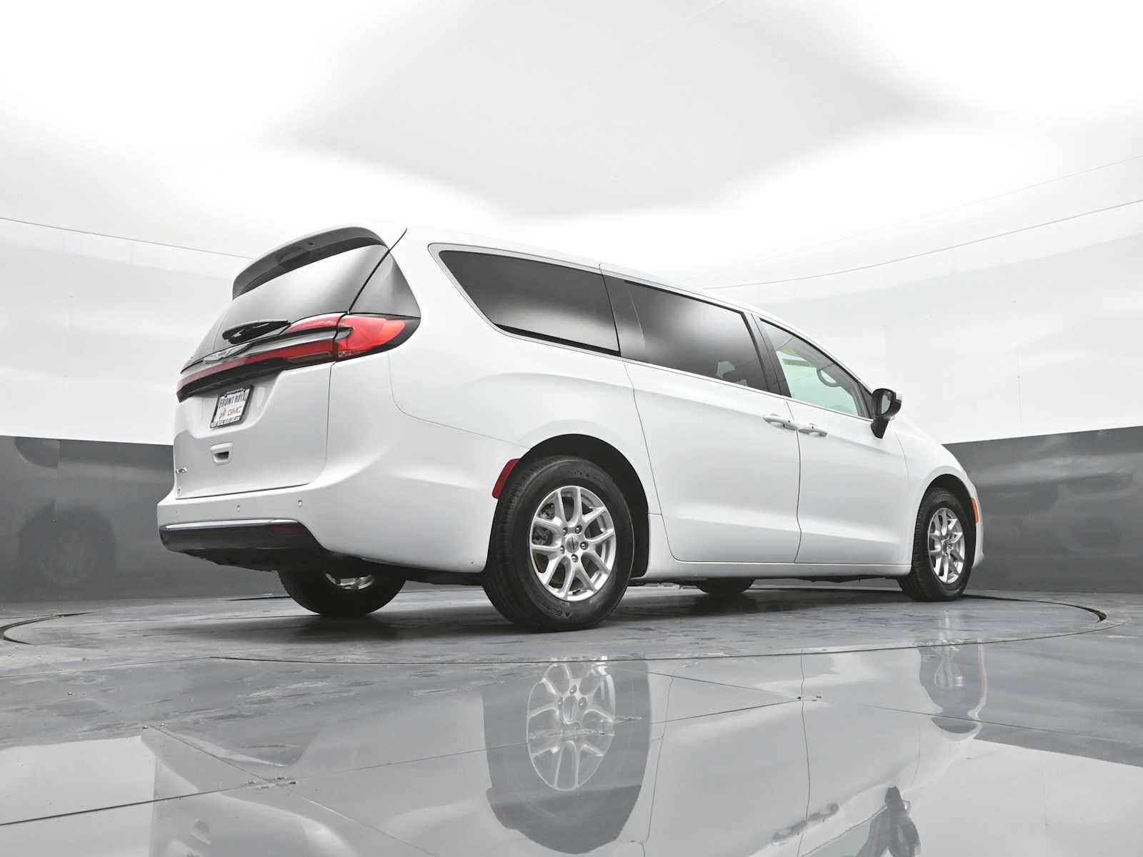 Used 2023 Chrysler Pacifica Touring-L FWD image 43