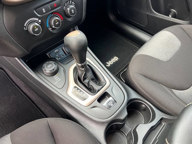 Used 2018 Jeep Cherokee Latitude w/ Altitude Package AWD/4WD image 21
