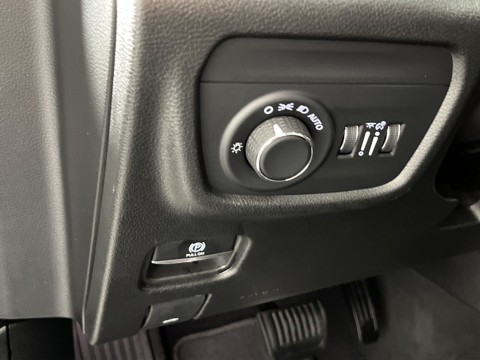 Used 2025 Jeep Grand Cherokee Altitude AWD/4WD image 30