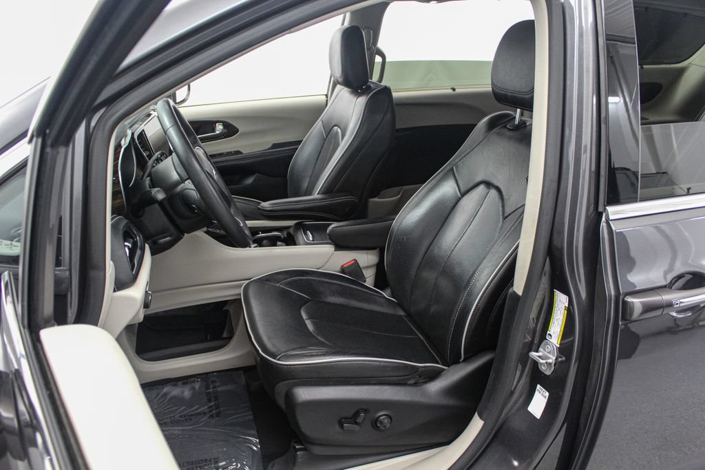 Used 2022 Chrysler Pacifica Limited FWD image 17