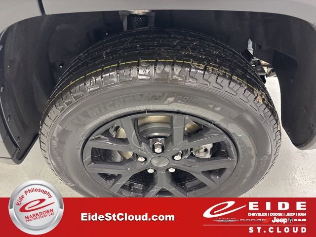 New 2025 Jeep Grand Cherokee Altitude image 6