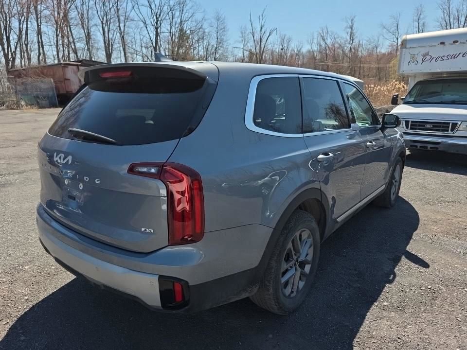 Used 2023 Kia Telluride LX AWD/4WD image 3