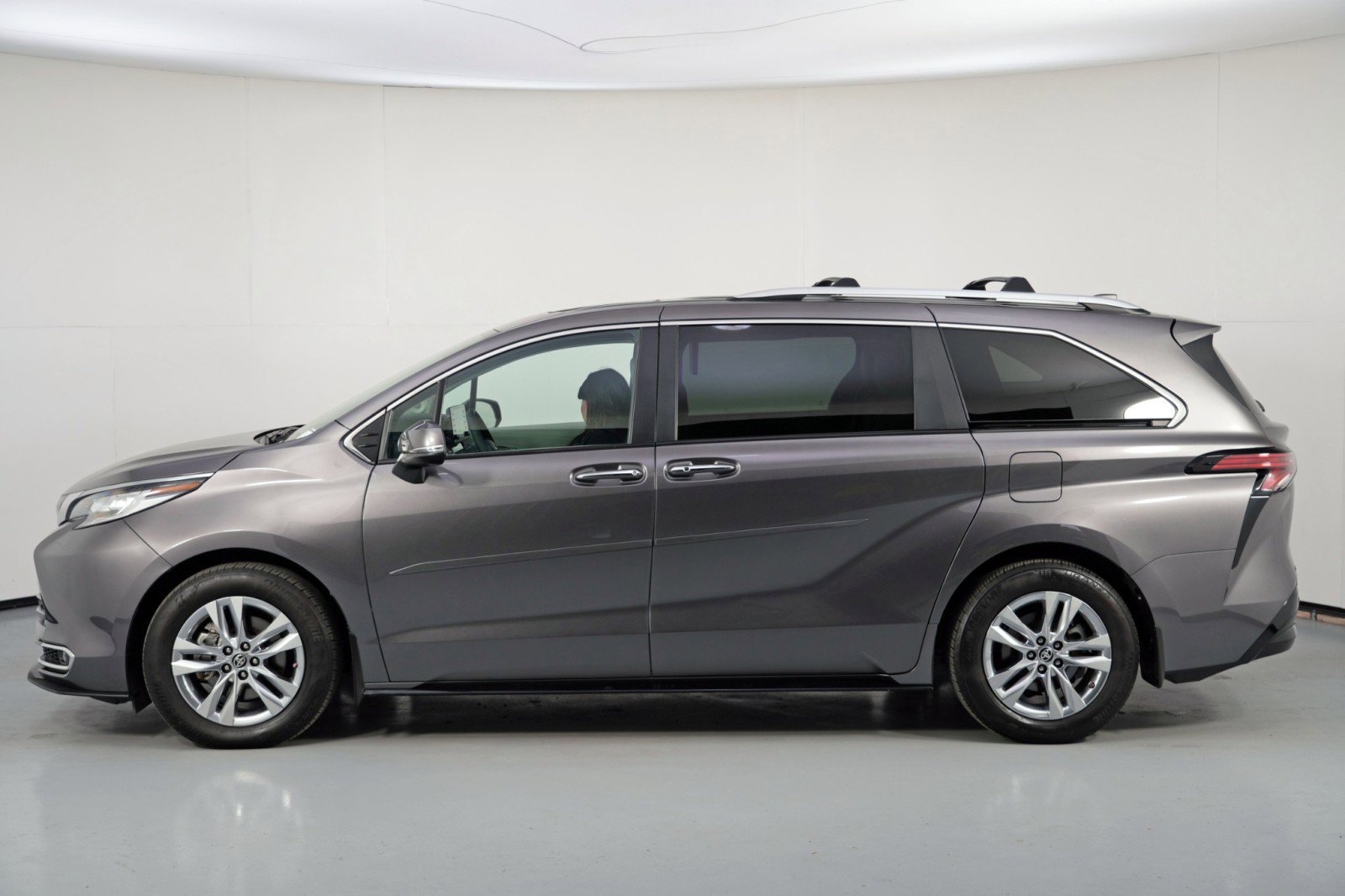 Used 2024 Toyota Sienna Limited image 53