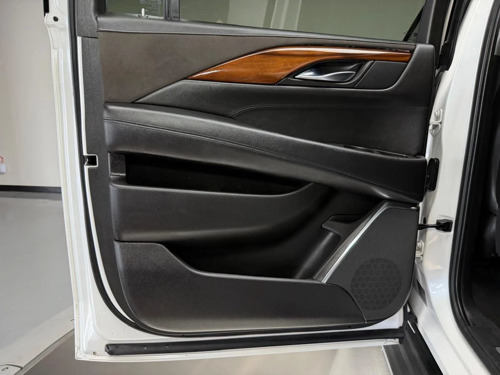 Used 2016 Cadillac Escalade ESV Luxury RWD image 20