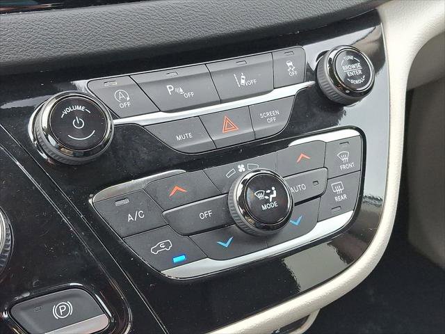 Certified 2024 Chrysler Pacifica Touring-L image 16