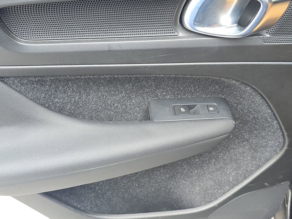 Used 2019 Volvo XC40 T5 Momentum image 12