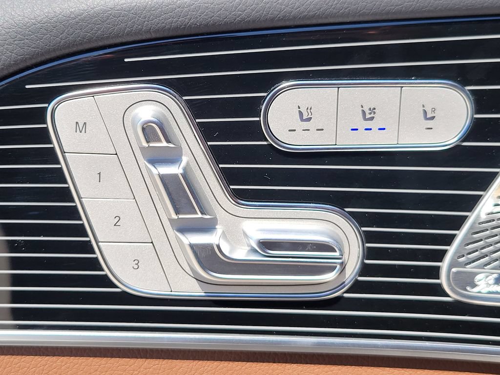 Used 2025 Mercedes-Benz GLS 450 4MATIC image 16