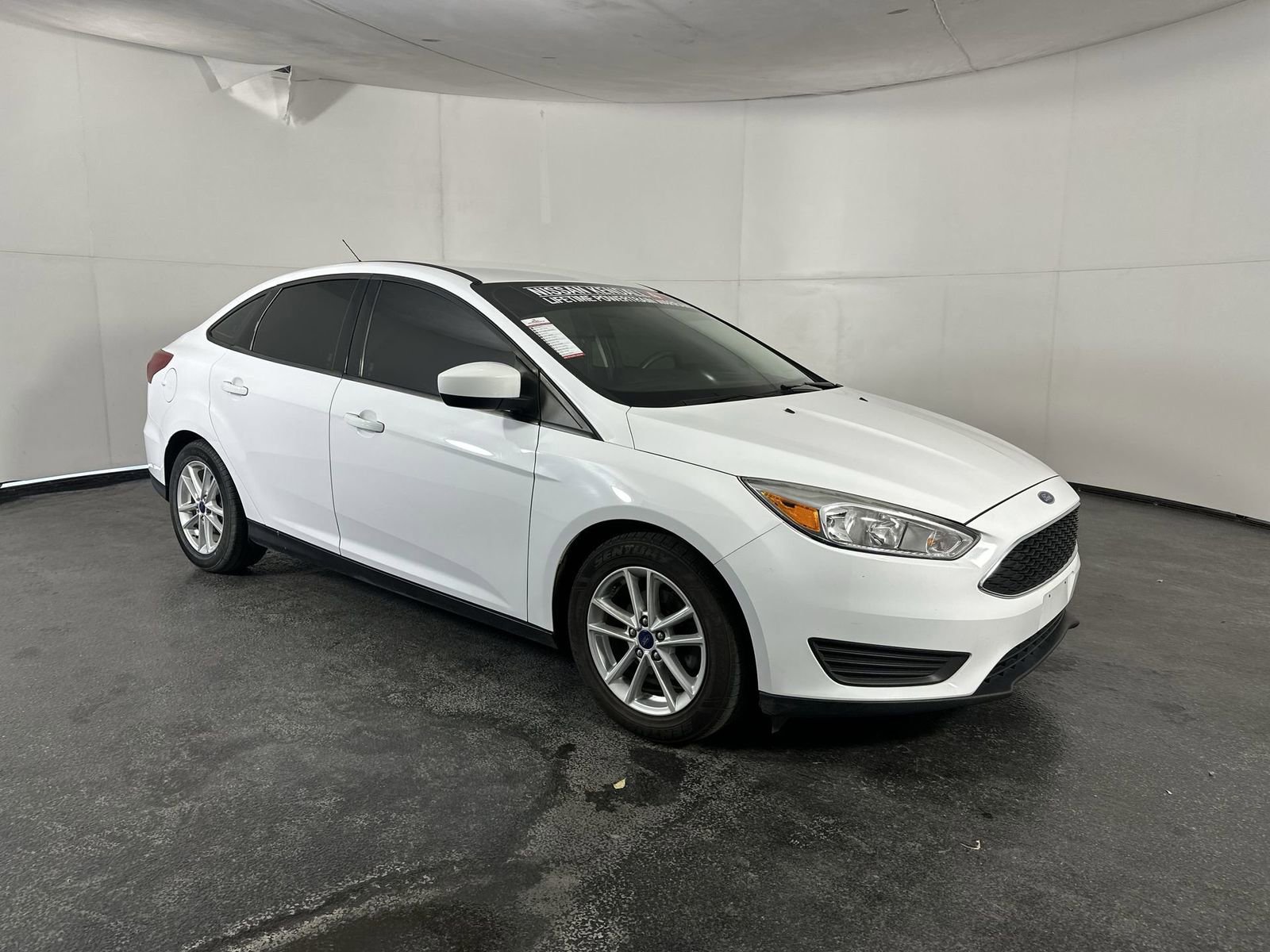Used 2018 Ford Focus SE FWD image 2