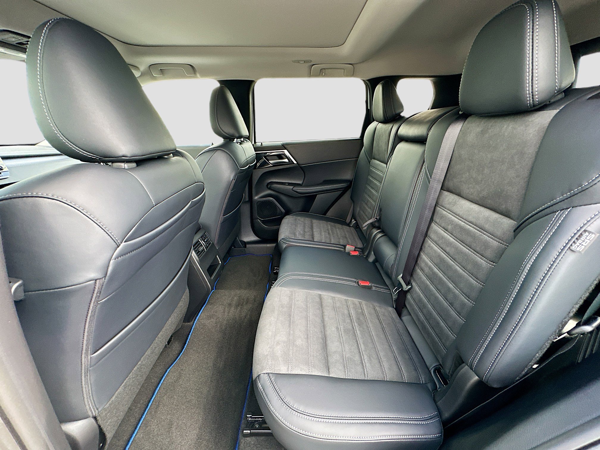 New 2025 Mitsubishi Outlander SE image 17