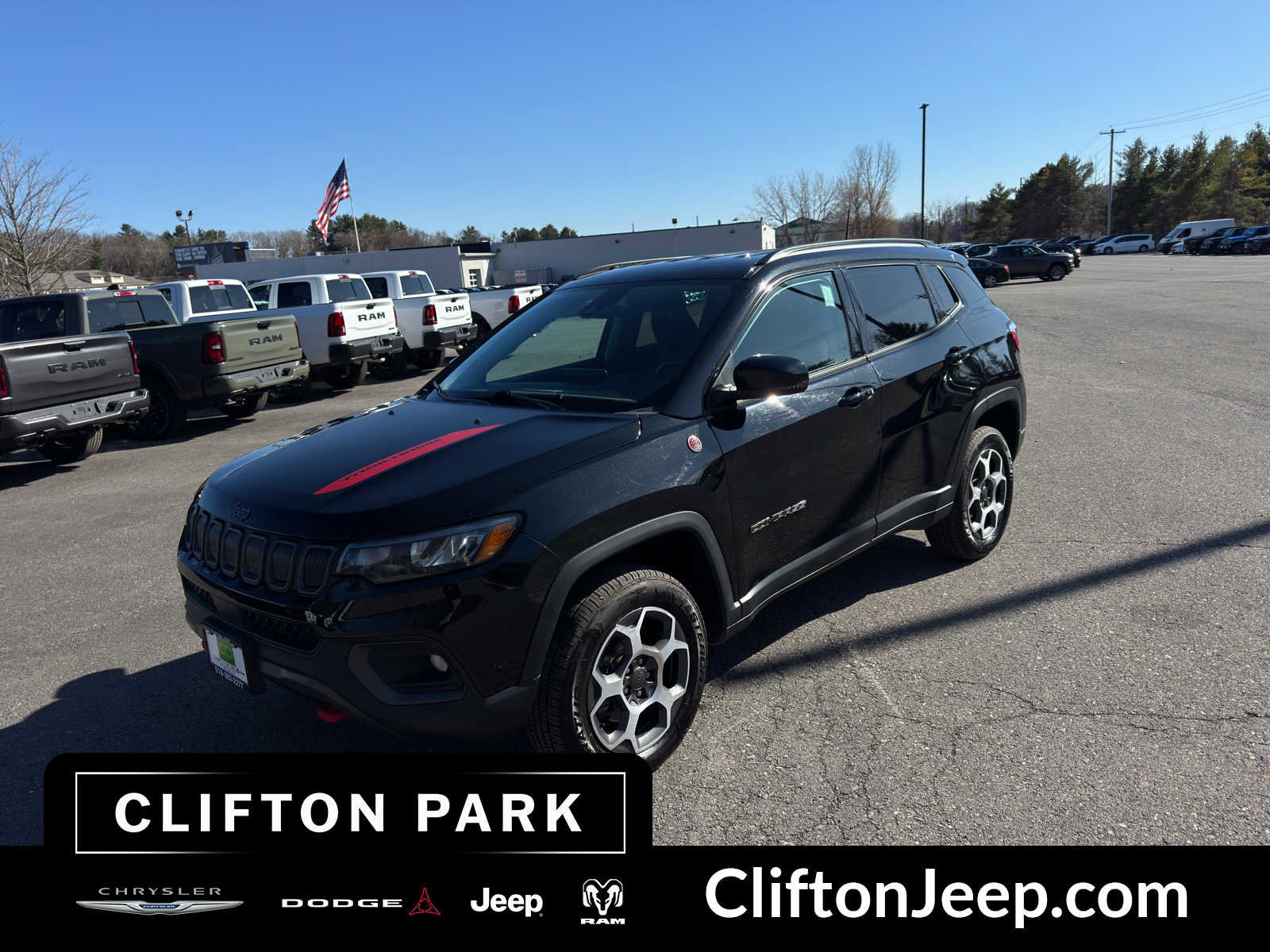 Used 2022 Jeep Compass Trailhawk w/ Trailhawk Convenience Group AWD/4WD image 1
