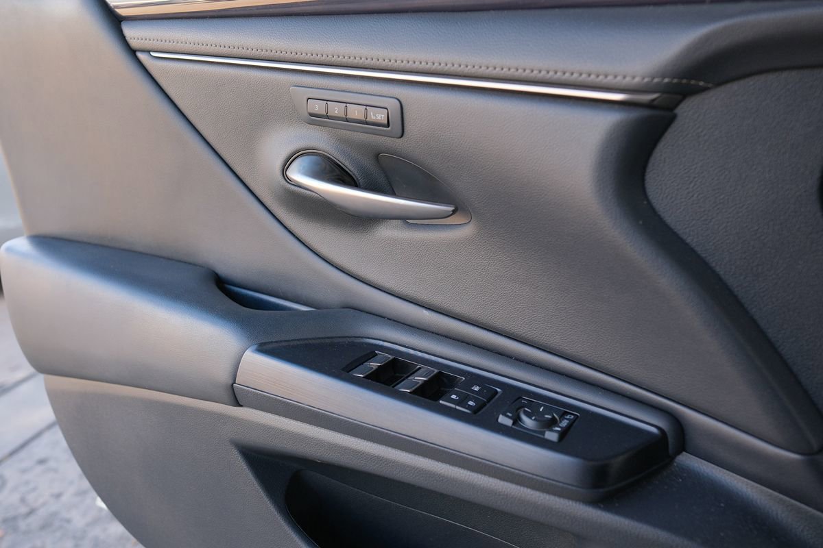 Used 2021 Lexus ES 300h w/ Premium Package FWD image 10