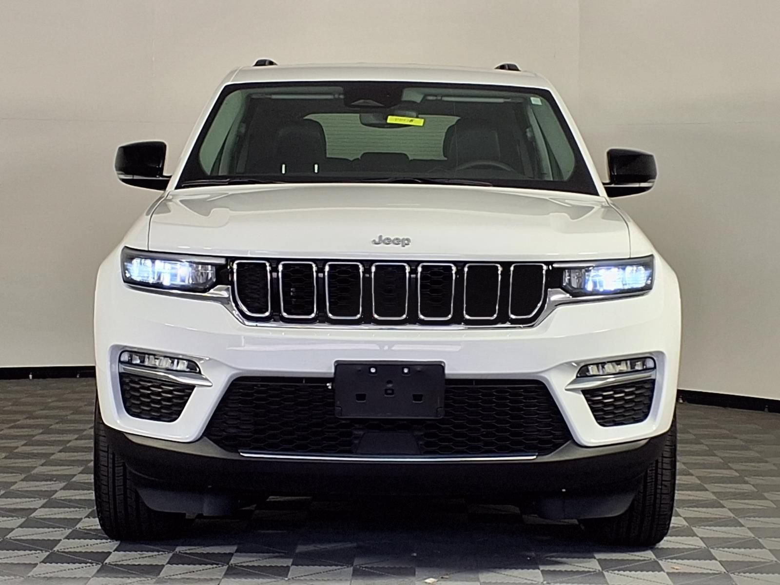Used 2024 Jeep Grand Cherokee Limited AWD/4WD image 2