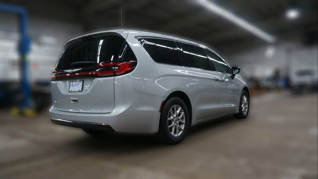 Used 2024 Chrysler Pacifica Touring-L image 7
