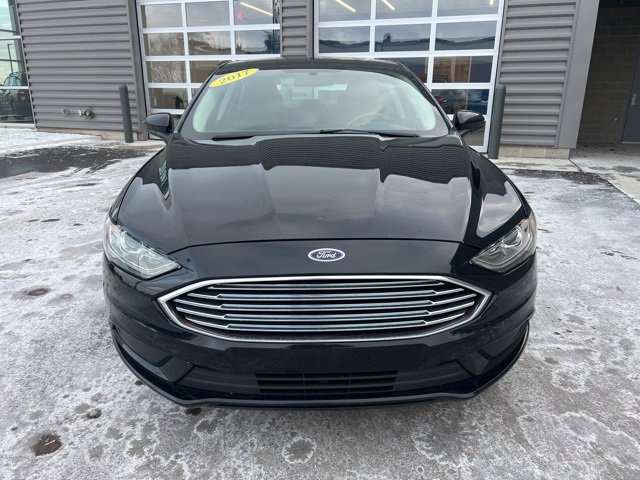 Used 2017 Ford Fusion SE w/ Fusion SE Technology Package image 2