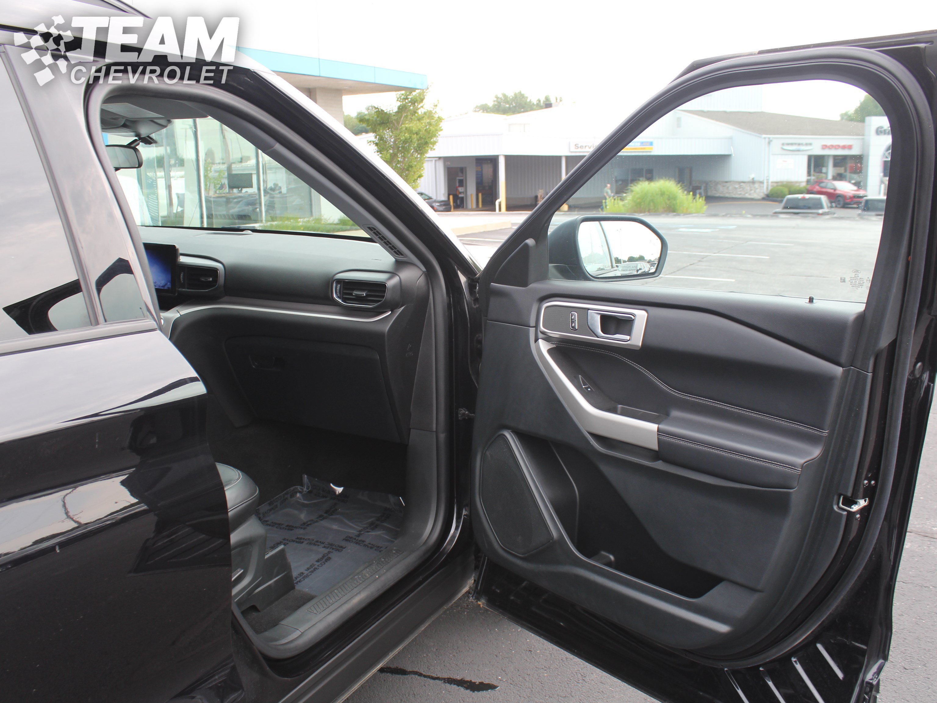 Used 2024 Ford Explorer XLT w/ Equipment Group 202A AWD/4WD image 27