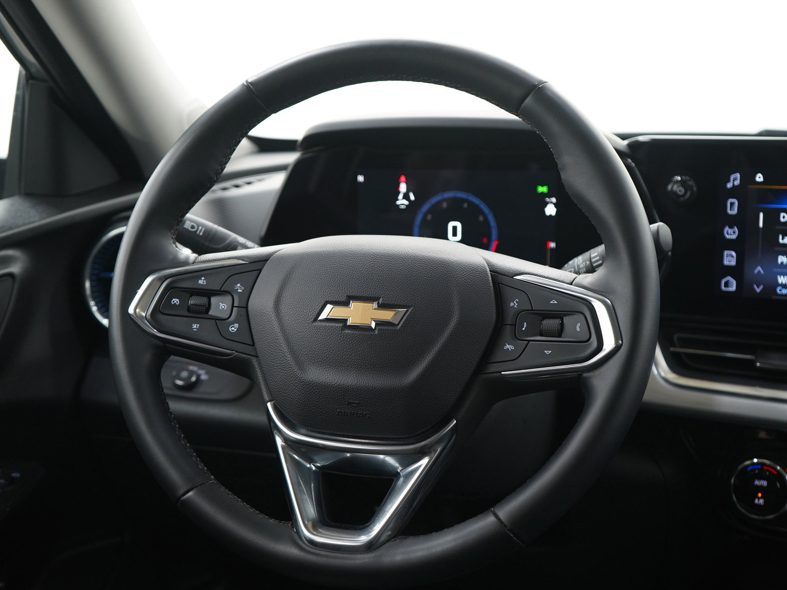 Used 2024 Chevrolet Trax LT w/ Sunroof Package image 16