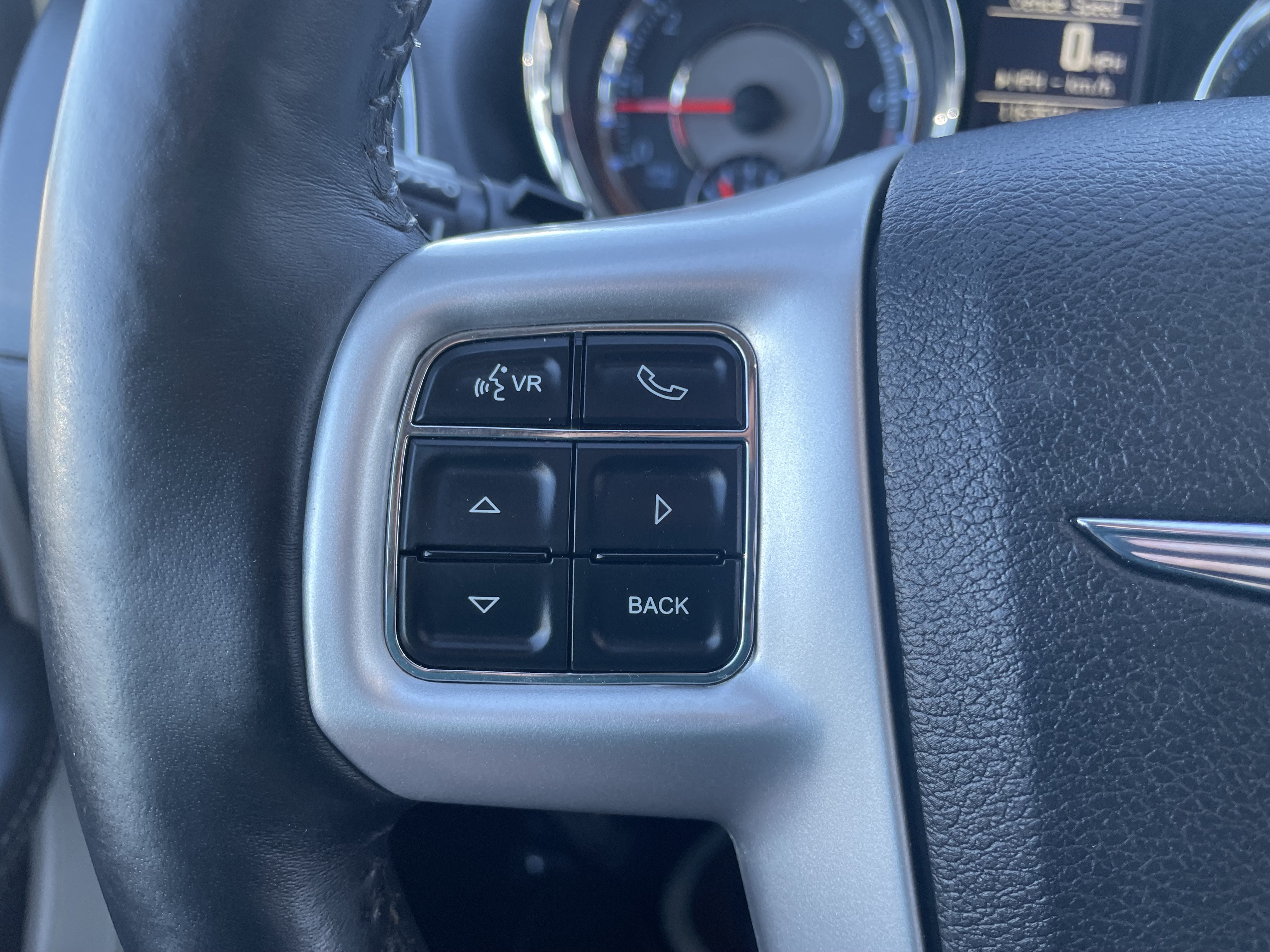 Used 2015 Chrysler Town & Country Touring-L w/ Driver Convenience Group FWD image 17