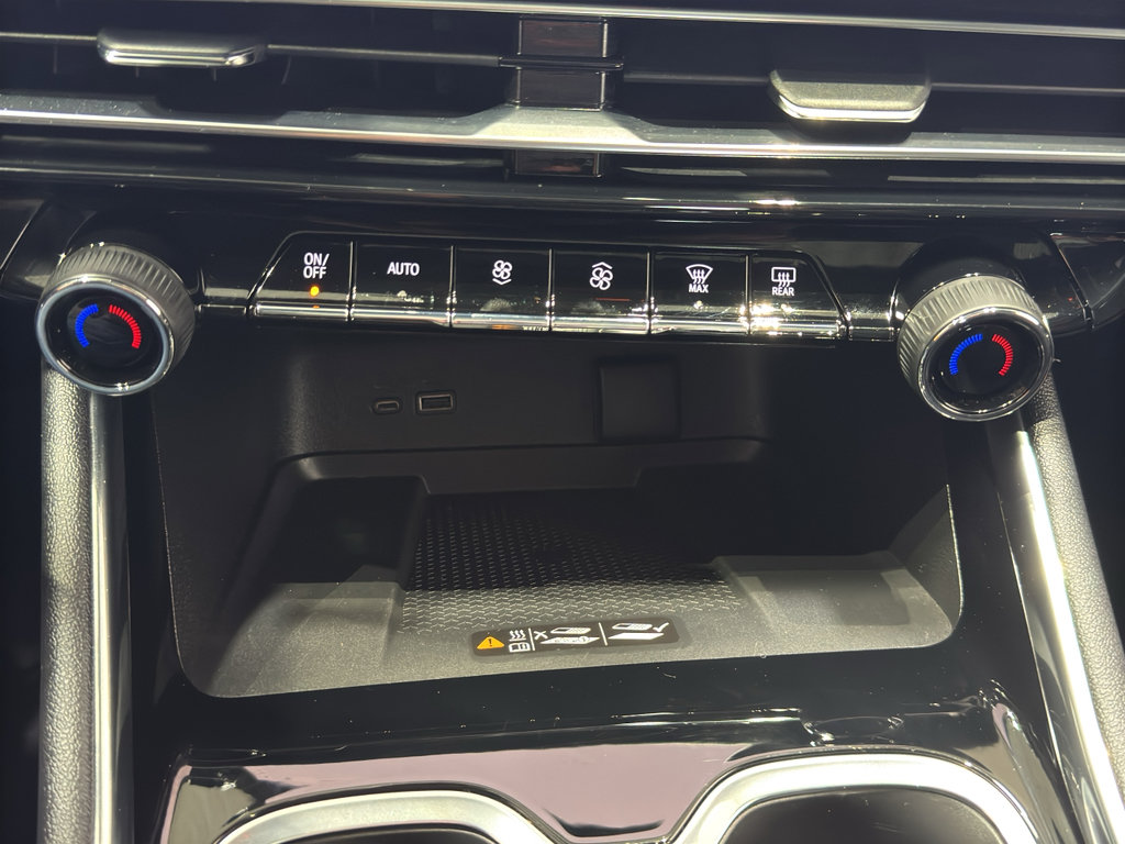 Used 2025 Chevrolet Traverse RS image 36