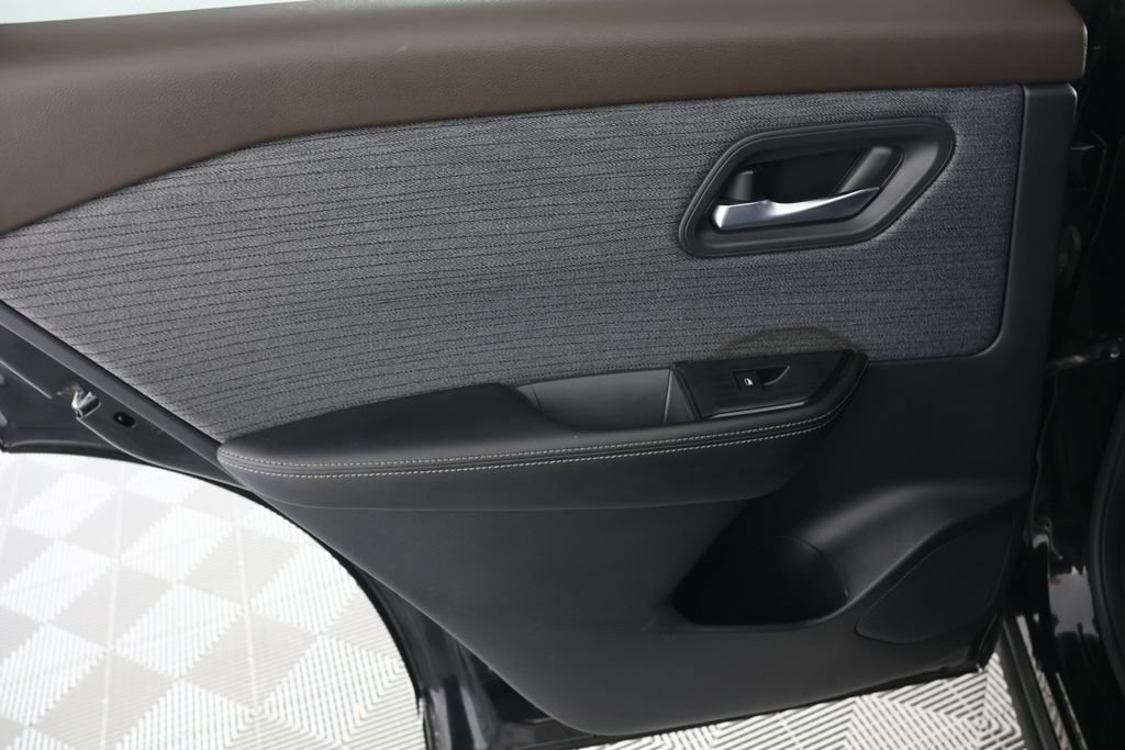Used 2023 Nissan Rogue SV AWD/4WD image 24