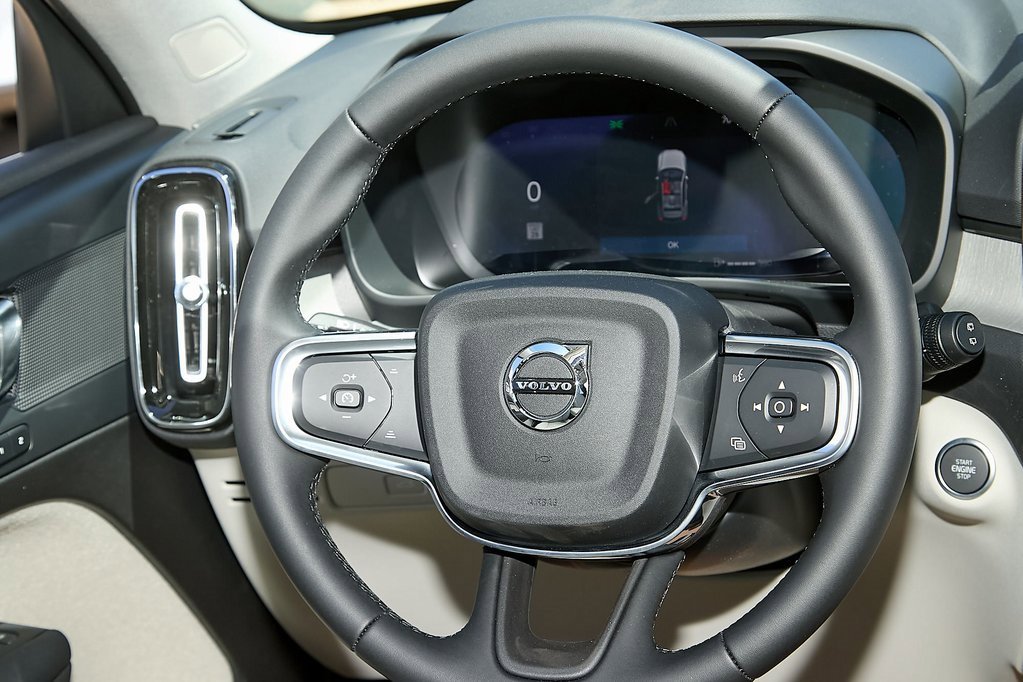 New 2025 Volvo XC40 B5 Plus w/ Protection Package Premier image 24