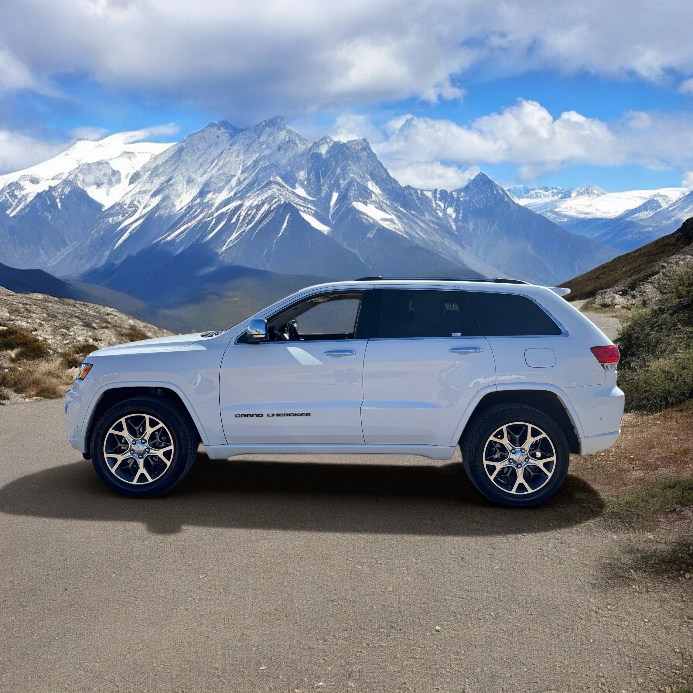 Used 2021 Jeep Grand Cherokee Overland image 2