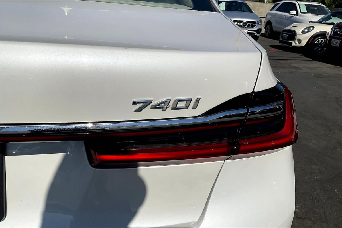 Used 2021 BMW 740i RWD image 8