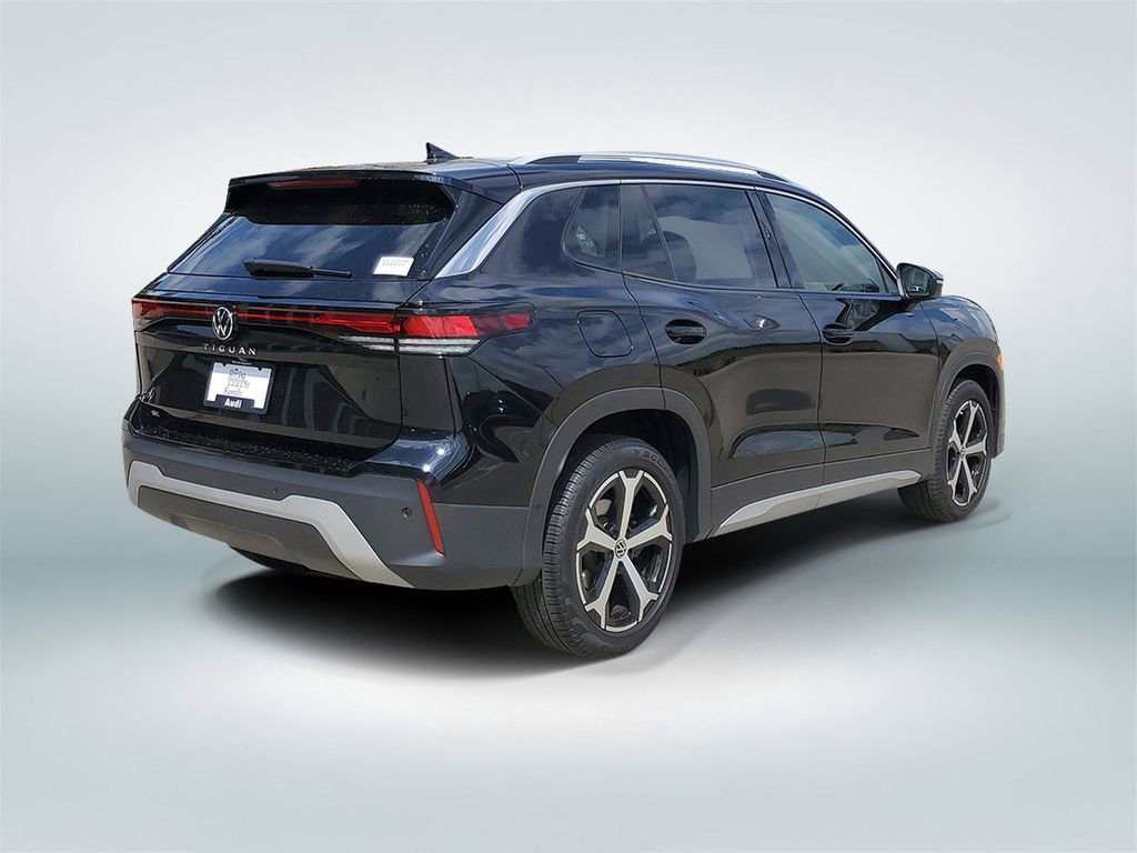 Used 2025 Volkswagen Tiguan SE image 3