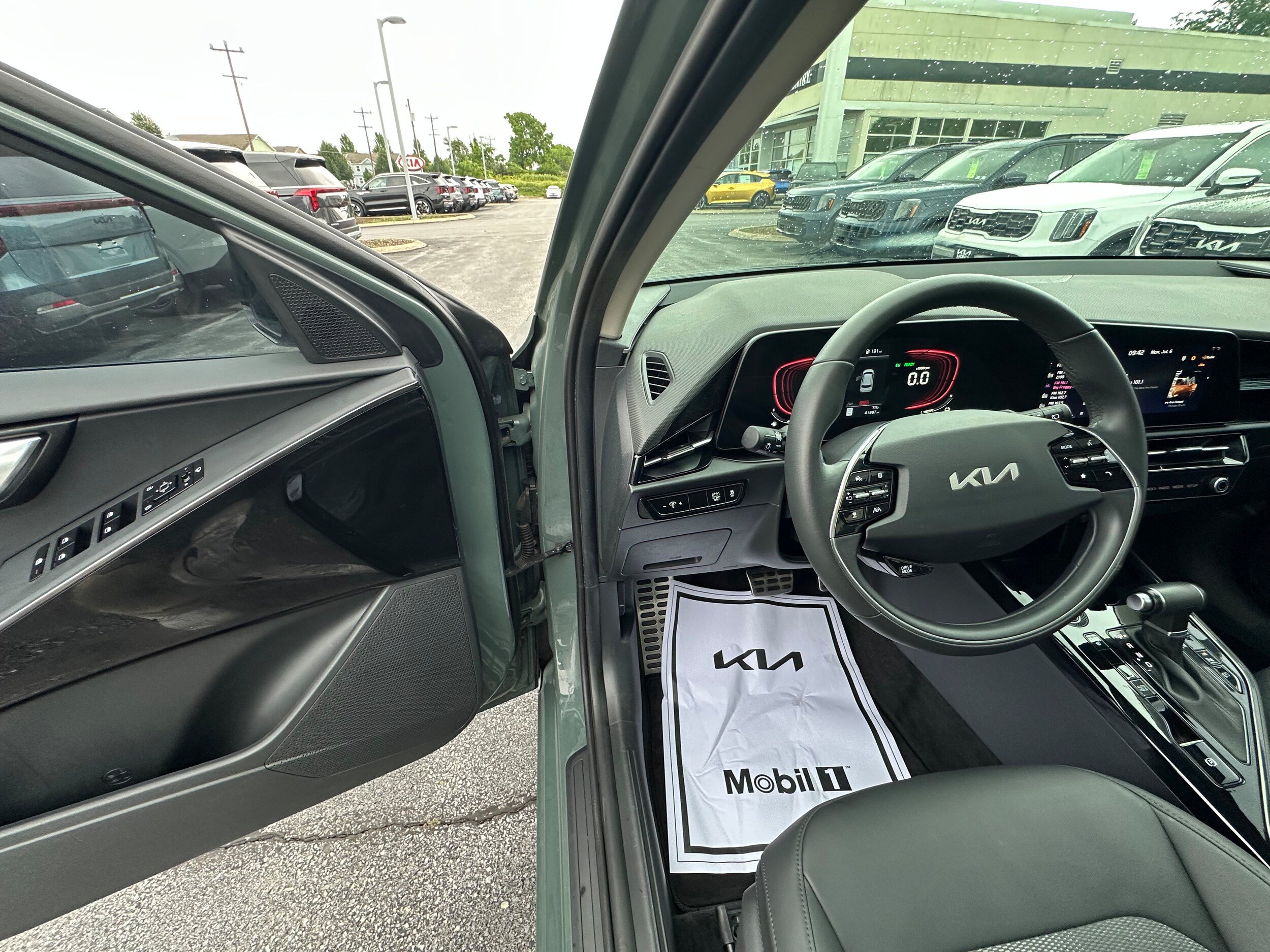 Used 2024 Kia Niro EX Touring FWD image 25