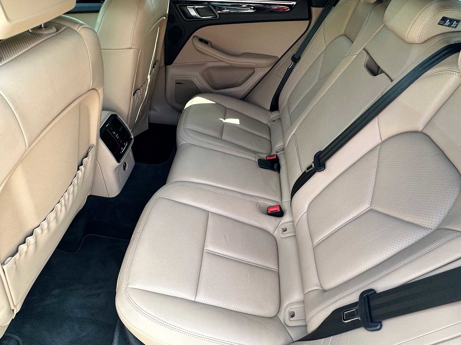 Used 2024 Porsche Macan w/ Premium Plus Package image 28