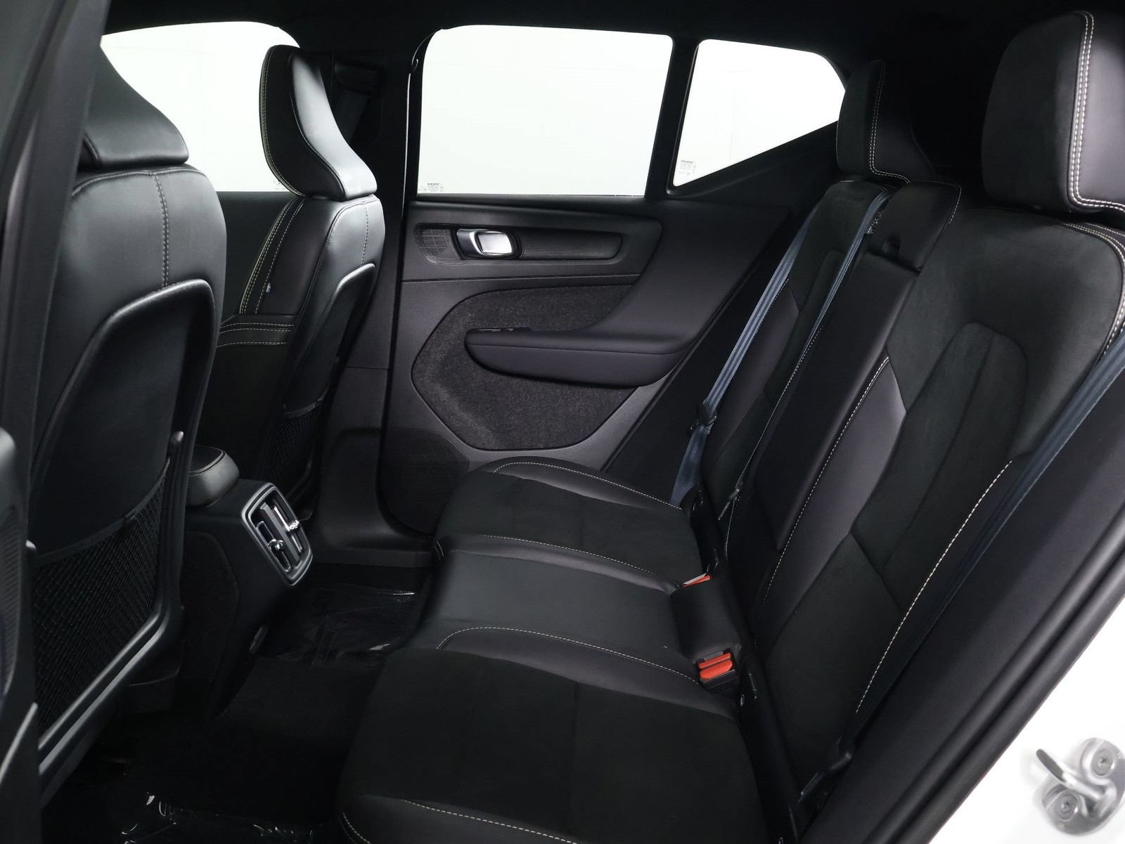 Certified 2022 Volvo XC40 T5 R-Design w/ Advanced Package AWD/4WD image 31
