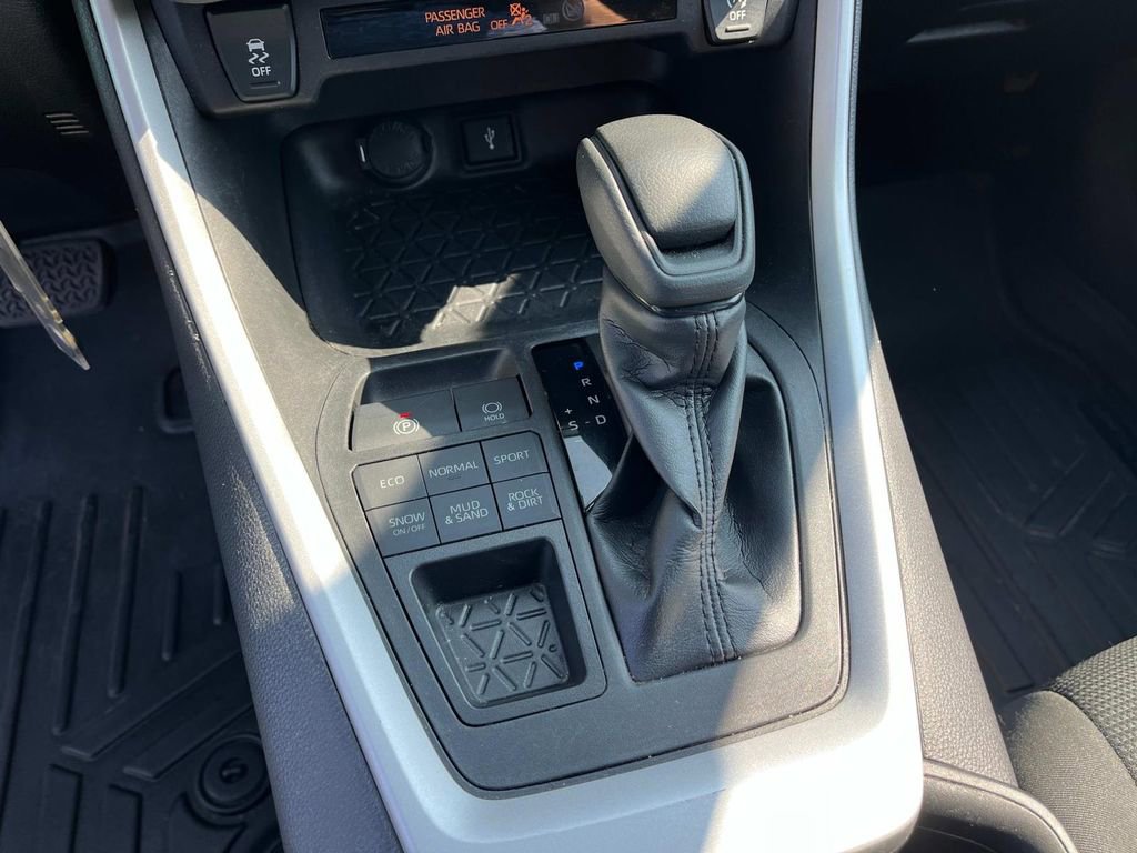 Used 2021 Toyota RAV4 LE image 25