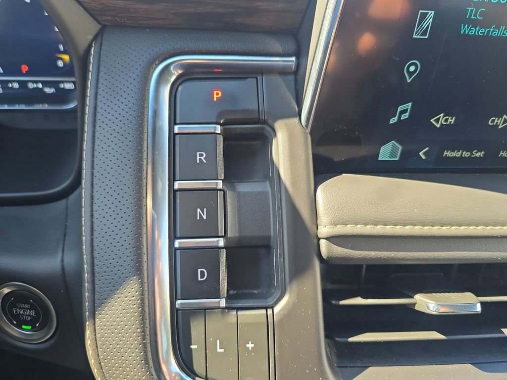 Used 2024 Chevrolet Suburban Premier image 23