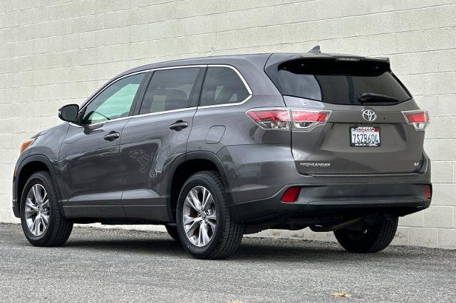 Used 2016 Toyota Highlander Plus w/ Preferred Accessory Package FWD image 6